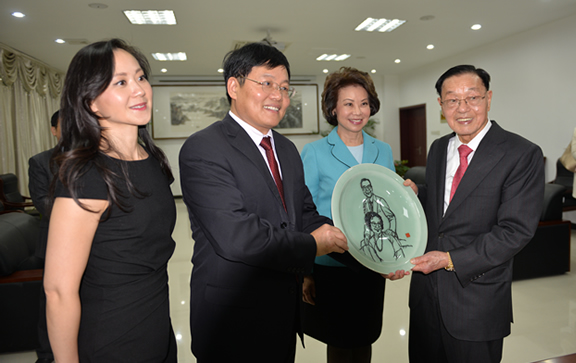 美國交通部長趙小蘭父母親肖像鐵畫【 現(xiàn)收藏于來安縣博物館】 