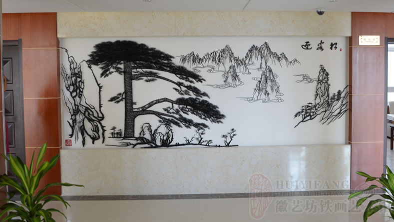 安徽雄峰實(shí)業(yè)定制作為辦公樓壁畫(huà)的迎客松鐵畫(huà)