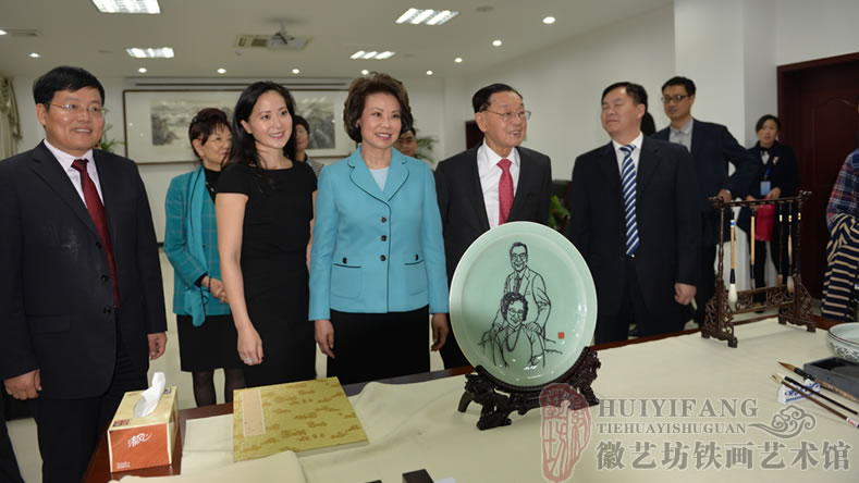 來安縣博物館定制的人物肖像鐵畫合影1