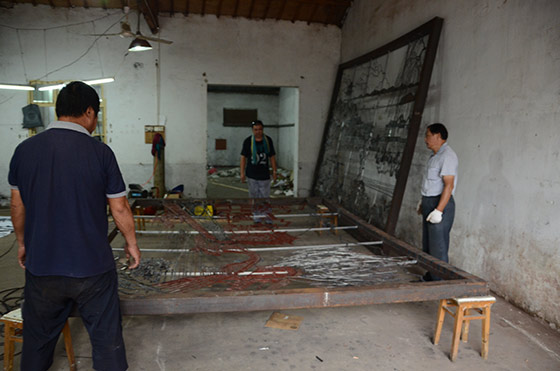 鐵畫裝裱現(xiàn)場(chǎng)