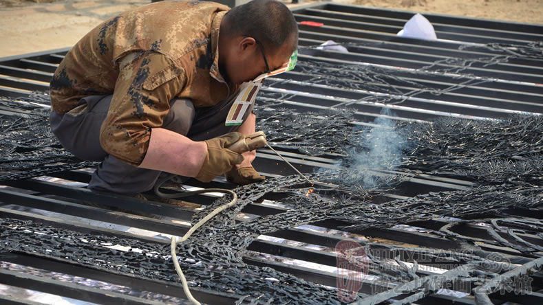 總參農(nóng)場定制的與鐵藝大門結合的迎客松鐵畫