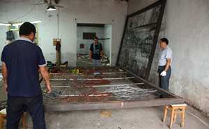 鐵畫(huà)裝裱現(xiàn)場(chǎng)