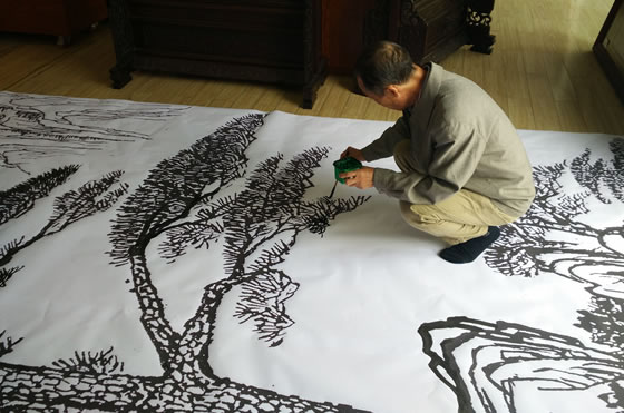 王小林鐵畫(huà)設(shè)計(jì)大師正在大幅迎客松鐵畫(huà)畫(huà)稿