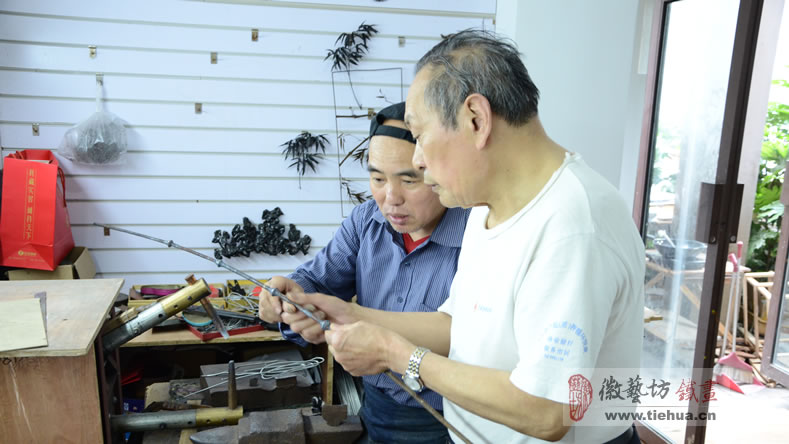 張德才鐵畫大師與魏民春大師研究立體竹竿的改進(jìn)方法1