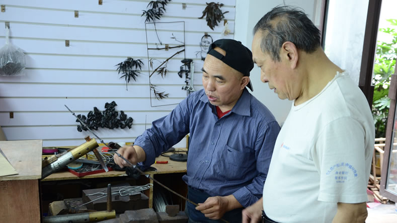 正在校正鐵畫竹竿造型