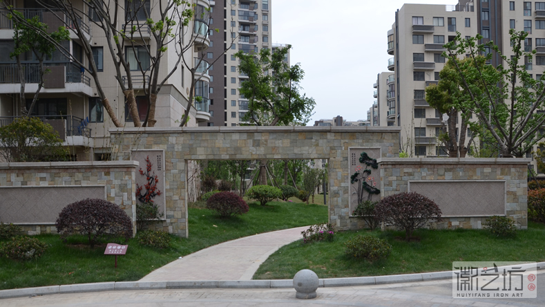 小區(qū)園林景觀——匯成名郡小區(qū)大門裝飾鐵畫《冬梅》《夏荷》