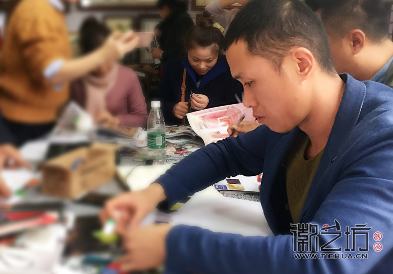 徽藝坊鐵畫(huà)藝人走進(jìn)風(fēng)格色彩 (49)