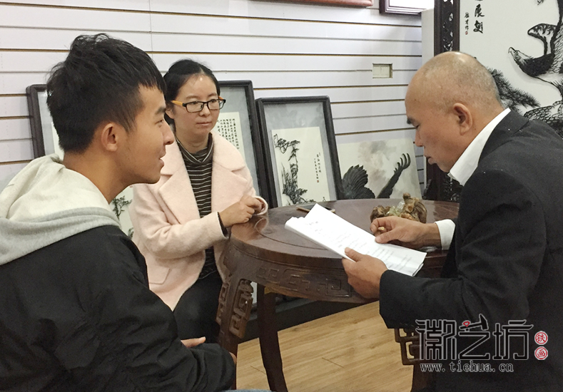 安師大皖江學(xué)院學(xué)生來(lái)徽藝坊拍攝紀(jì)錄片《鐵骨畫(huà)魂》 (1)