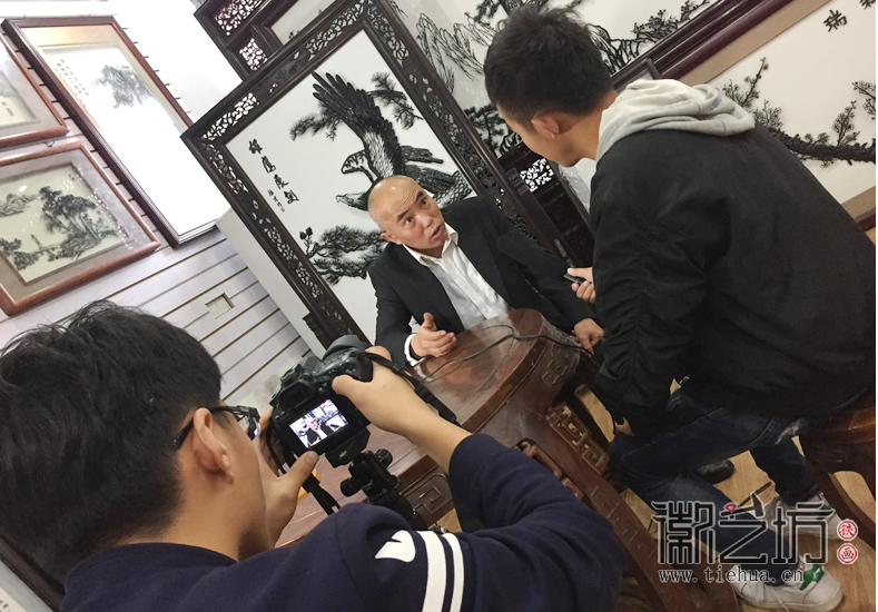 安師大皖江學(xué)院學(xué)生來(lái)徽藝坊拍攝紀(jì)錄片《鐵骨畫(huà)魂》 (6)