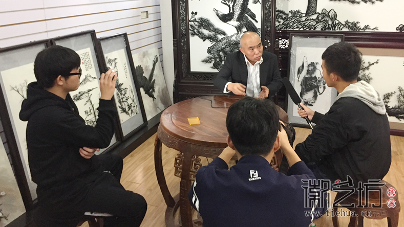 安師大皖江學(xué)院學(xué)生來(lái)徽藝坊拍攝紀(jì)錄片《鐵骨畫(huà)魂》 (7)