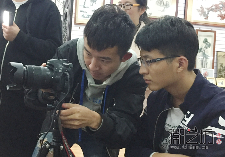 安師大皖江學(xué)院學(xué)生來(lái)徽藝坊拍攝紀(jì)錄片《鐵骨畫(huà)魂》 (4)