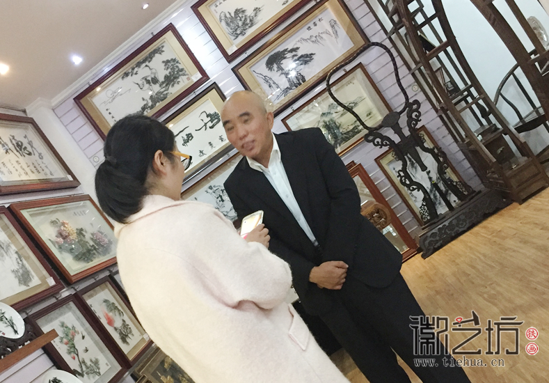 安師大皖江學(xué)院學(xué)生來(lái)徽藝坊拍攝紀(jì)錄片《鐵骨畫(huà)魂》 (8)