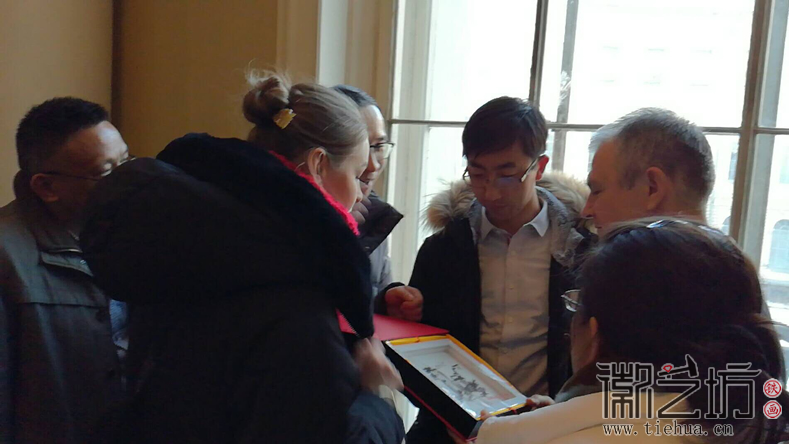 蕪湖鐵畫(huà)送俄羅斯列賓美院老師1