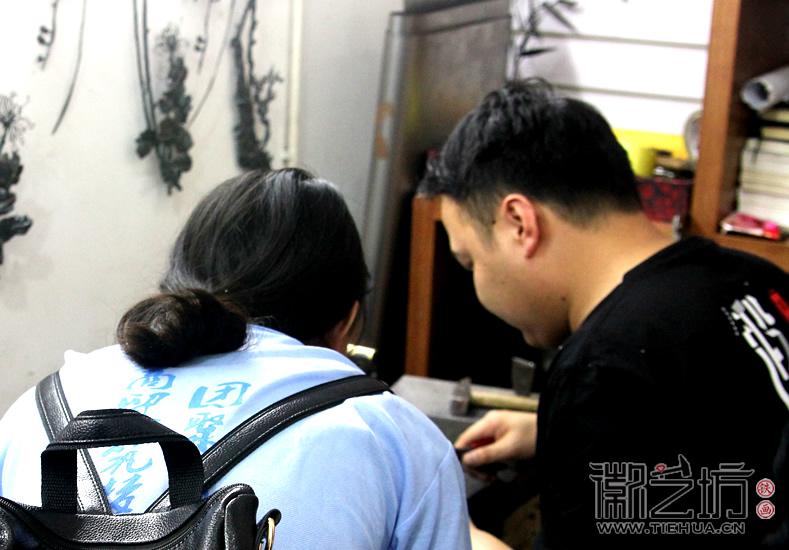 徽藝坊鐵畫(huà)迎來(lái)蕪湖商貿(mào)學(xué)院學(xué)子前來(lái)參觀 (20)