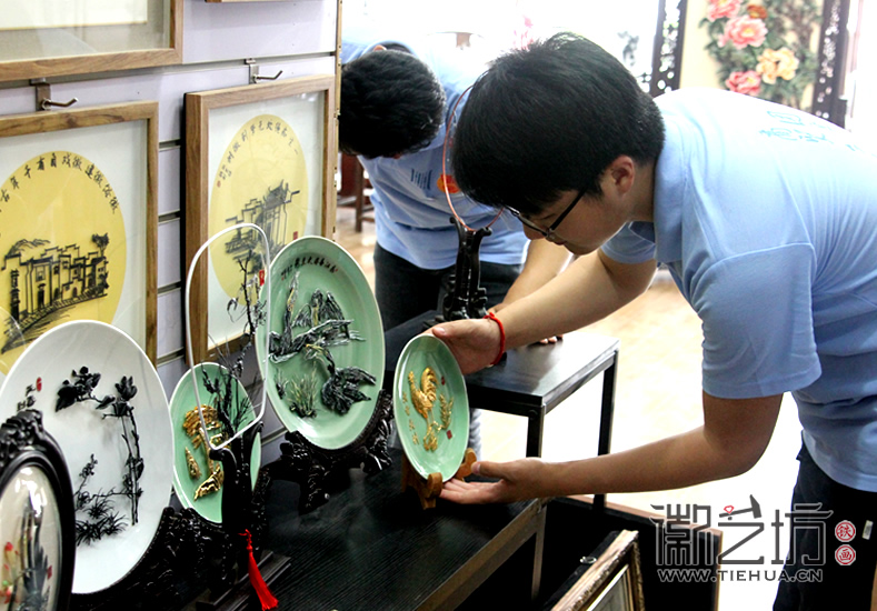徽藝坊鐵畫(huà)迎來(lái)蕪湖商貿(mào)學(xué)院學(xué)子前來(lái)參觀 (23)