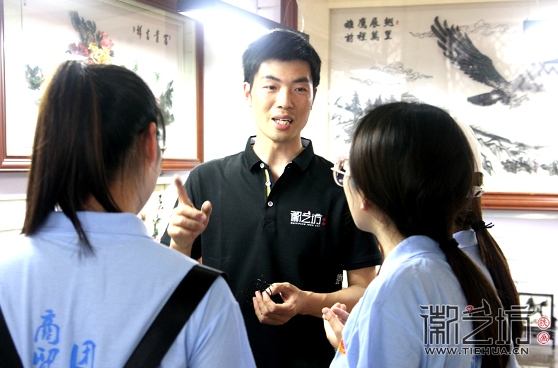 徽藝坊鐵畫(huà)迎來(lái)蕪湖商貿(mào)學(xué)院學(xué)子前來(lái)參觀 (4)