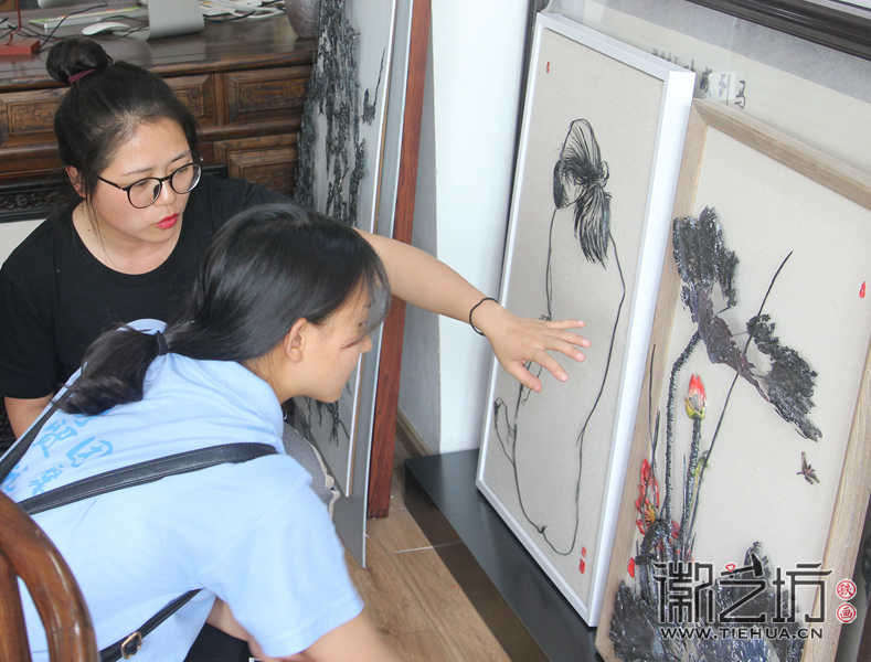 徽藝坊鐵畫(huà)迎來(lái)蕪湖商貿(mào)學(xué)院學(xué)子前來(lái)參觀 (7)