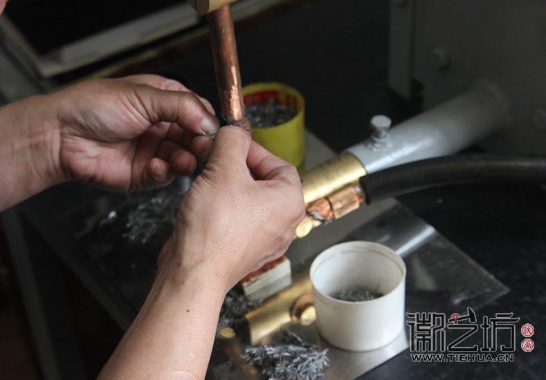 徽藝坊鐵畫(huà)迎來(lái)蕪湖商貿(mào)學(xué)院學(xué)子前來(lái)參觀 (31)