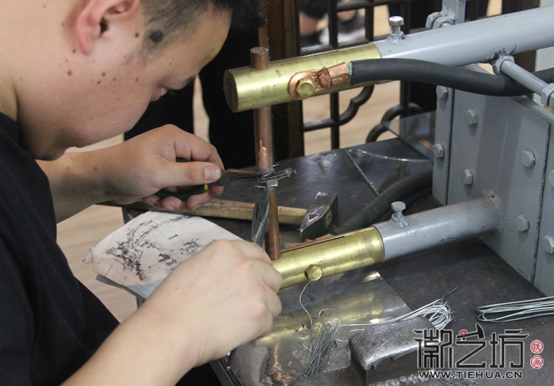 徽藝坊鐵畫(huà)迎來(lái)蕪湖商貿(mào)學(xué)院學(xué)子前來(lái)參觀 (32)