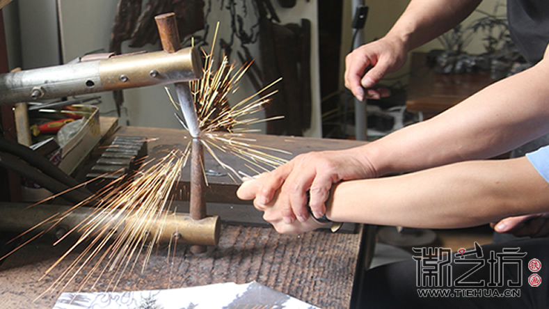 徽藝坊鐵畫(huà)迎來(lái)蕪湖商貿(mào)學(xué)院學(xué)子前來(lái)參觀 (8)