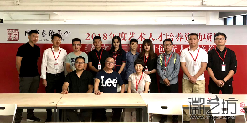 章正貴與老師同學(xué)在開(kāi)學(xué)典禮上的合影