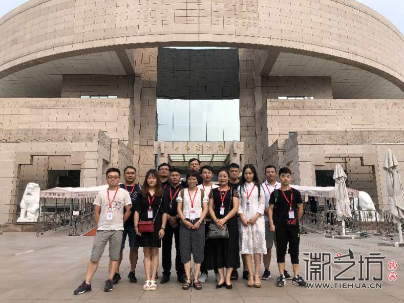 章正貴與同學(xué)在上海博物館門(mén)口