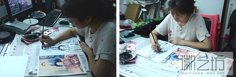 鐵畫設(shè)計(jì)大師李愛平正在手繪畫稿