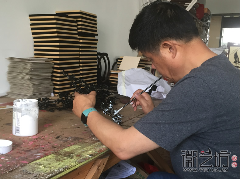 徽藝坊的早晨劉師傅在給鐵畫上色