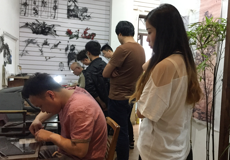 2017.6.13蕪湖鐵畫(huà)人才培養(yǎng)培訓(xùn)班學(xué)員來(lái)徽藝坊參觀(guān)學(xué)習(xí)2-1