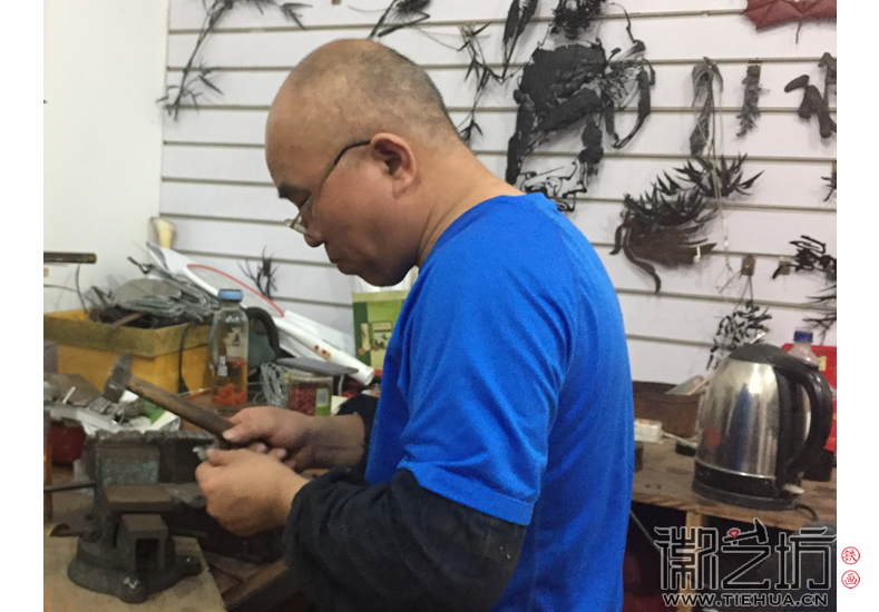 同福碗粥紀(jì)念鐵畫(huà)定制加班進(jìn)行時(shí)1