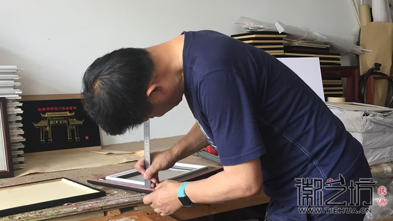 廣東槎橋牌坊亭門落成紀(jì)念鐵畫定制徽藝坊裝裱進(jìn)行中8