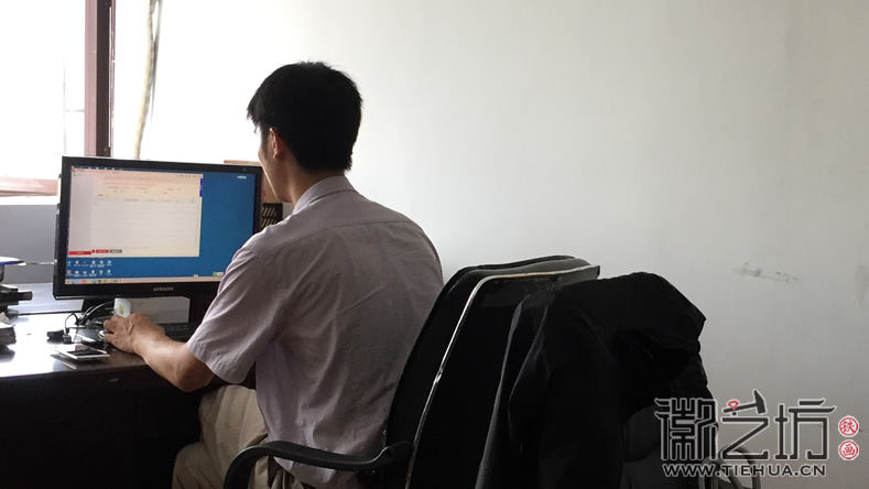 徽藝坊鐵畫設(shè)計(jì)師工作中