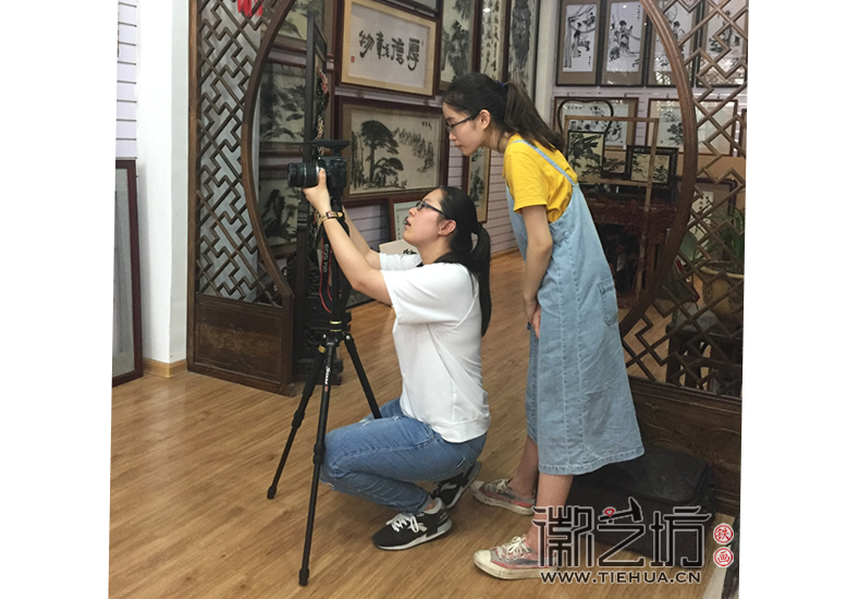 UIC大學生情系蕪湖鐵畫采訪徽藝坊鐵畫藝人章正貴2