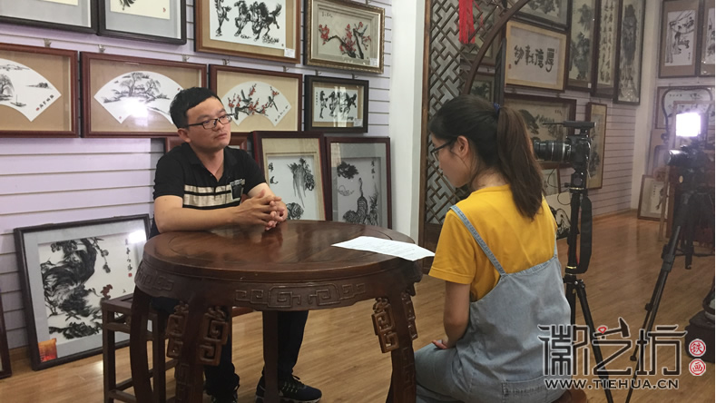 UIC大學生情系蕪湖鐵畫采訪徽藝坊鐵畫藝人章正貴5