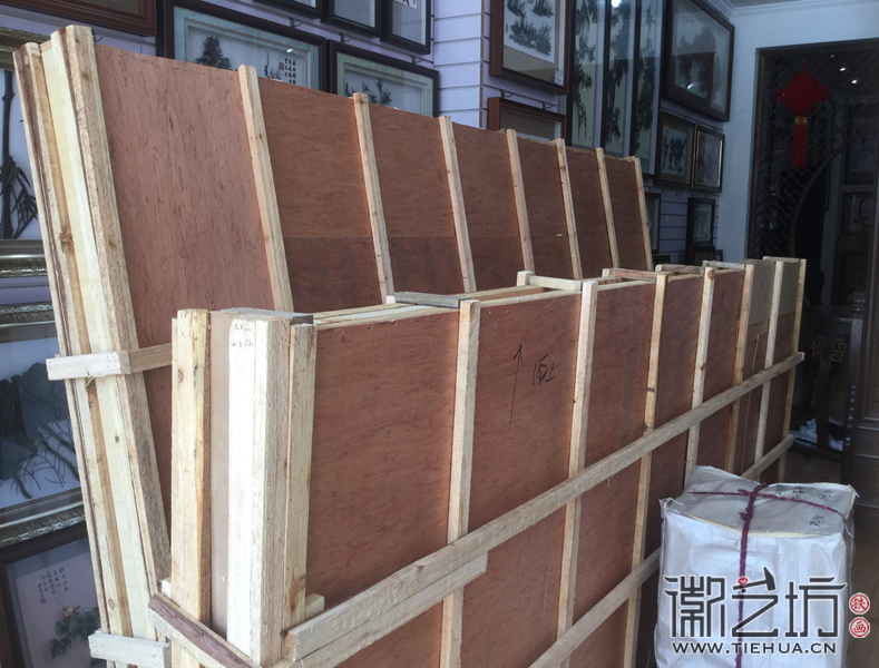 萬(wàn)通公司二十周年安徽分公司敬贈(zèng)迎客松鐵畫屏風(fēng)裝箱完成2