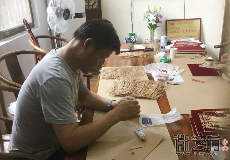 漿水泉隧道貫通紀(jì)念鐵畫擺臺(tái)裝裱中