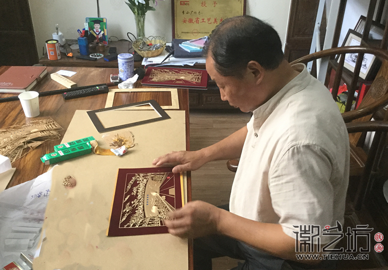 漿水泉隧道貫通紀(jì)念鐵畫擺臺(tái)裝裱中2