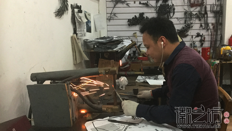 2017.8.2徽藝坊李強新作飛鷹山水鐵畫《九萬里風鵬正舉》 (1)