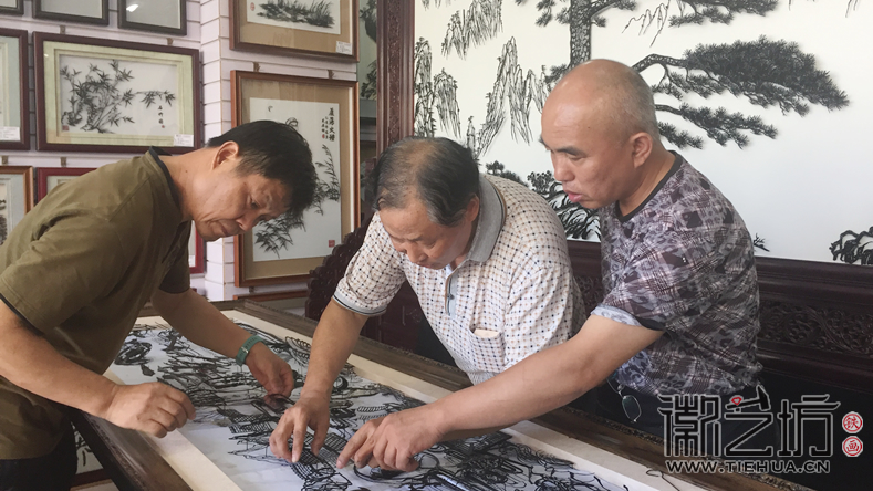 南京鼓樓實驗中學(xué)校園文化墻鐵畫裝裱進行中2