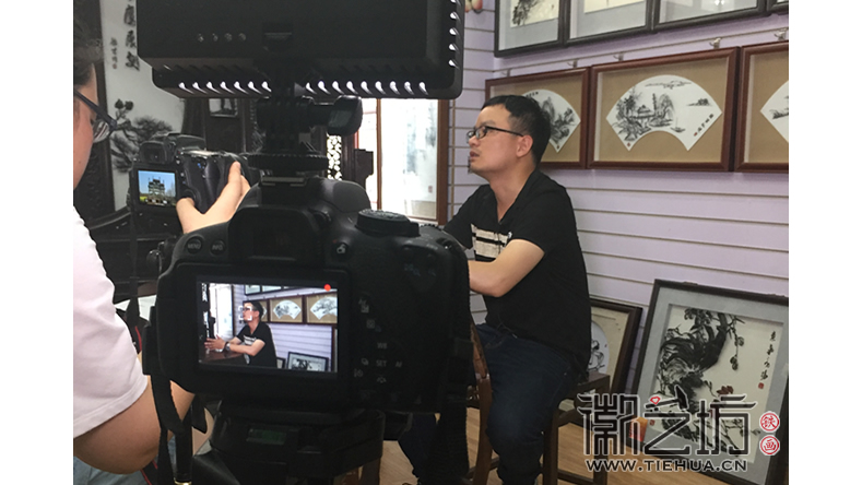 UIC大學(xué)生情系蕪湖鐵畫采訪徽藝坊鐵畫藝人章正貴6