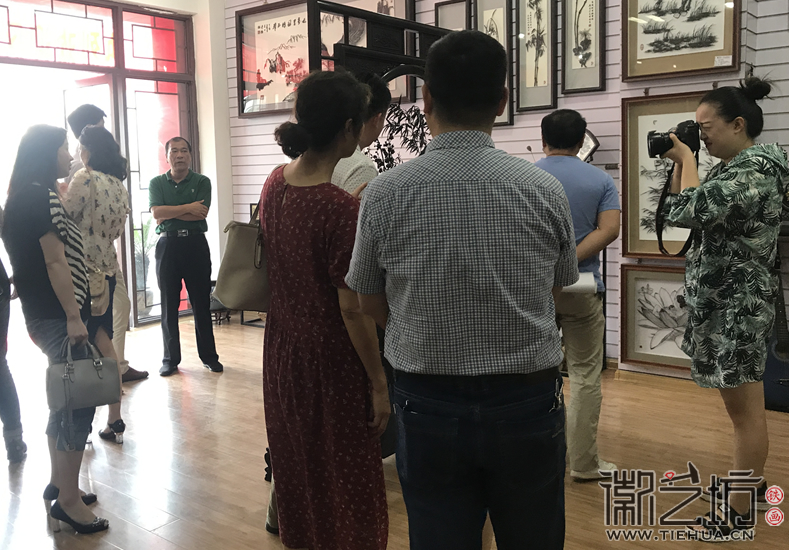 蕪湖市鏡湖區(qū)人大、區(qū)政府及相關(guān)領(lǐng)導(dǎo)來徽藝坊鐵畫調(diào)研指導(dǎo)4