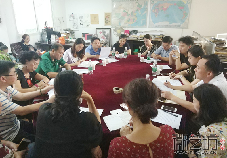 蕪湖市鏡湖區(qū)人大、區(qū)政府及相關(guān)領(lǐng)導(dǎo)來徽藝坊鐵畫調(diào)研指導(dǎo)6