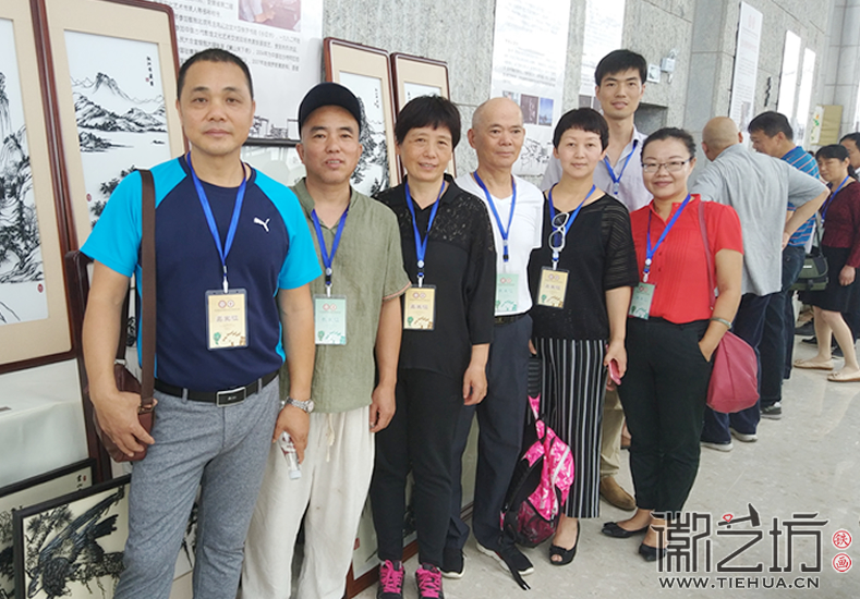第三屆非物質(zhì)文化遺產(chǎn)大展蕪湖鐵畫參展代表合影