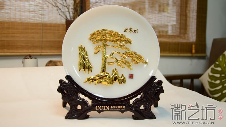 中國城投四局定制的商務(wù)會議接待禮品玉瓷金松鐵畫