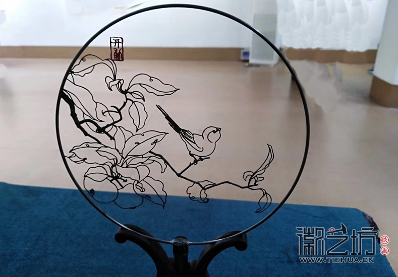2017.10.17徽藝坊設(shè)計總監(jiān)李伶帶你一起走進(jìn)&ldquo;蕪湖鐵畫藝術(shù)人才培養(yǎng)項目&rdquo;學(xué)員結(jié)業(yè)作品展 (6)