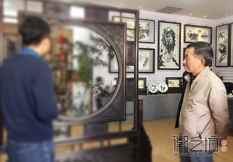 2017.11.1蕪湖市人大代表一行蒞臨徽藝坊鐵畫指導(dǎo)工作 (5)