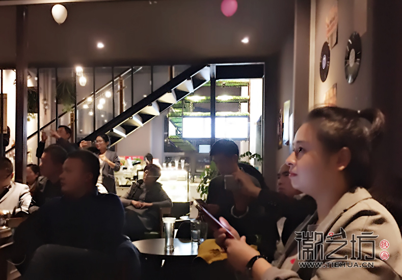 徽藝坊鐵畫(huà)團(tuán)隊(duì)齊聚黑云創(chuàng)意谷跟隨韓會(huì)玲老師學(xué)習(xí)形象管理 (6)