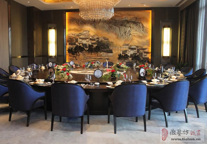 徽藝坊為蕪湖萬(wàn)達(dá)嘉華酒店原創(chuàng)設(shè)計(jì)的餐桌瓷板鐵畫(huà)