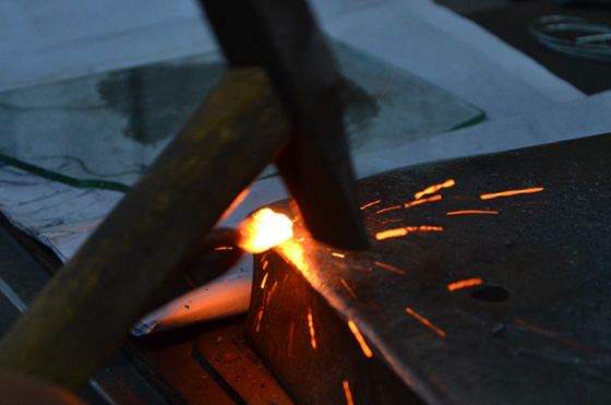 徽藝坊鐵畫(huà)師傅正在制作鐵畫(huà)