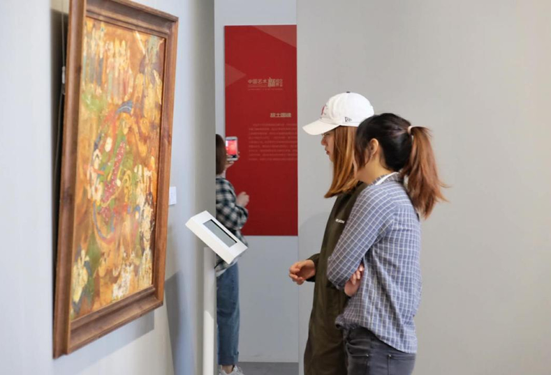 魯迅美術(shù)學院（大連校區(qū)）學生認真觀展（攝影：王猛）